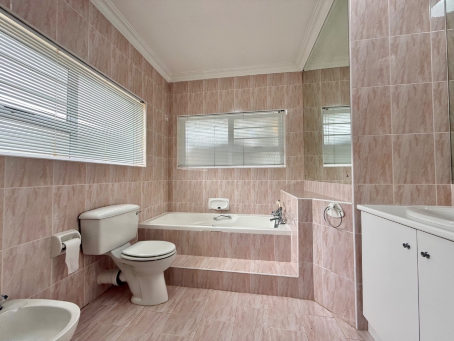 5 Bedroom Property for Sale in Seaview Eastern Cape